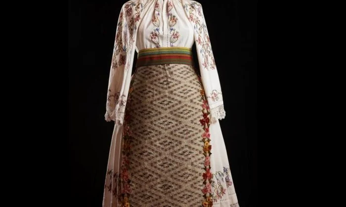 Expoziţia "Zestre bănățeană  Costume tradiționale, podoabe și fotografii vechi din Banat" jpeg