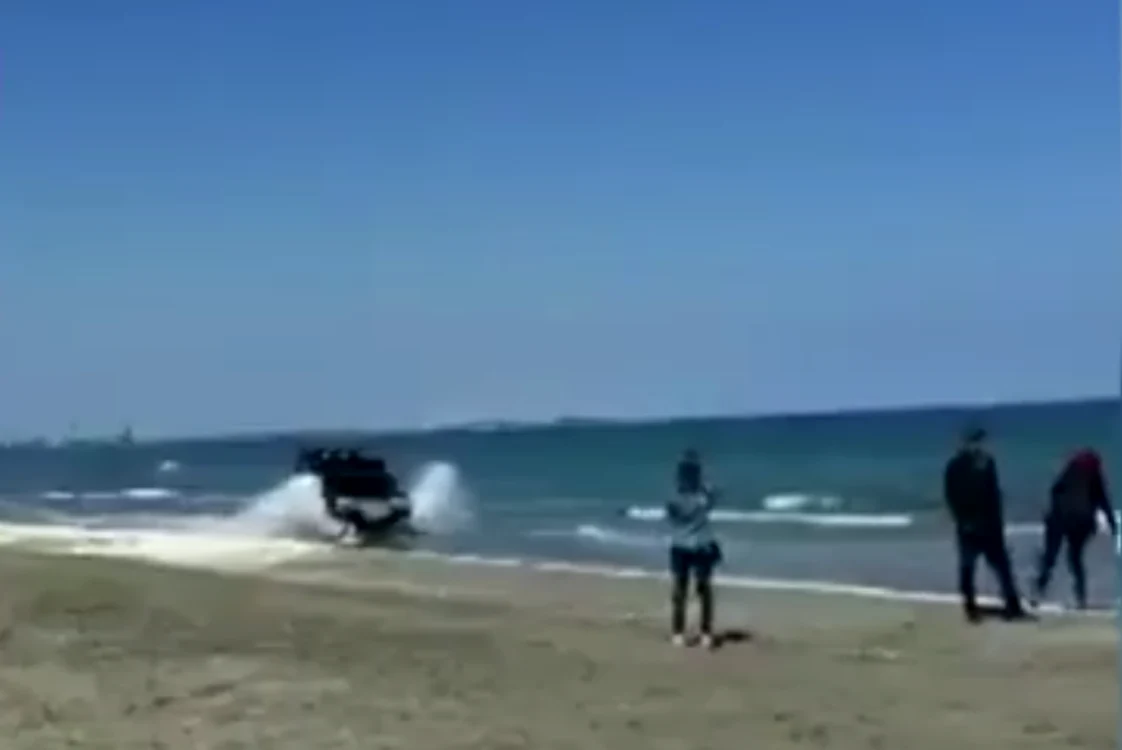 
    Un tânăr s-a plimbat cu mașina sa de teren pe plajă și prin apa măriiFoto captură video/Digi24  