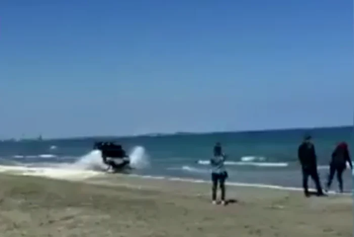 Un tânăr s-a plimbat cu mașina sa de teren pe plajă și prin apa măriiFoto captură video/Digi24