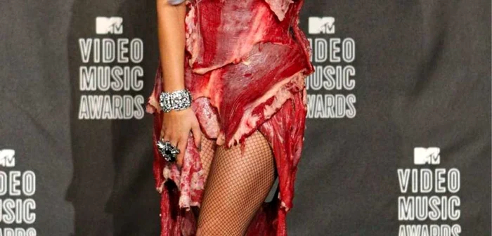 La decernarea premiilor VMA din 2010, Lady Gaga şi-a făcut apariţia pe covorul roşu într-o rochie din carne crudă FOTO Wire Photos/ Reuters