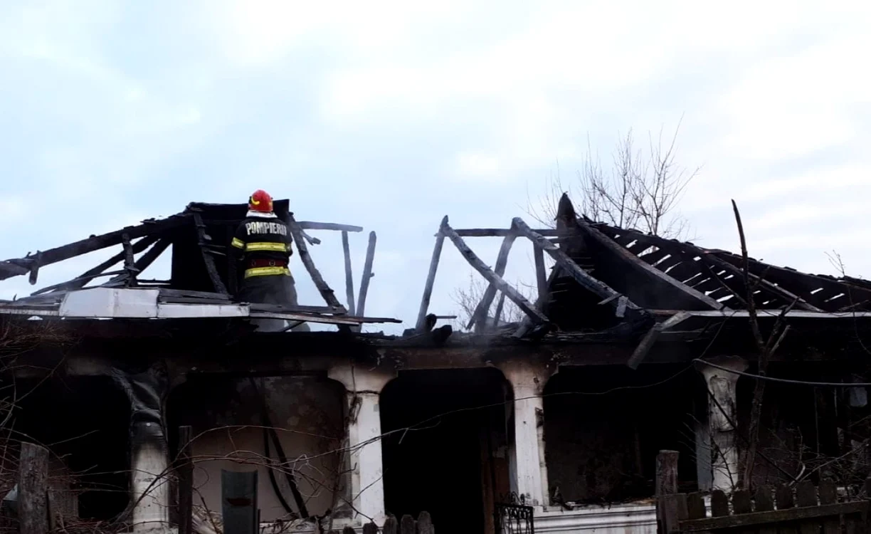 În incendiu au murit două persoană, mamă şi fiu FOTO: martor