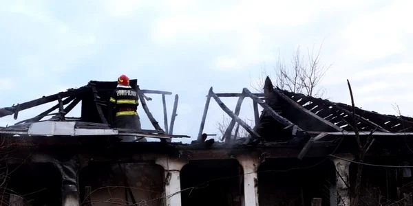incendiu topana olt