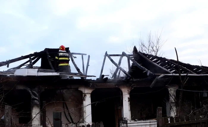 În incendiu au murit două persoană, mamă şi fiu FOTO: martor