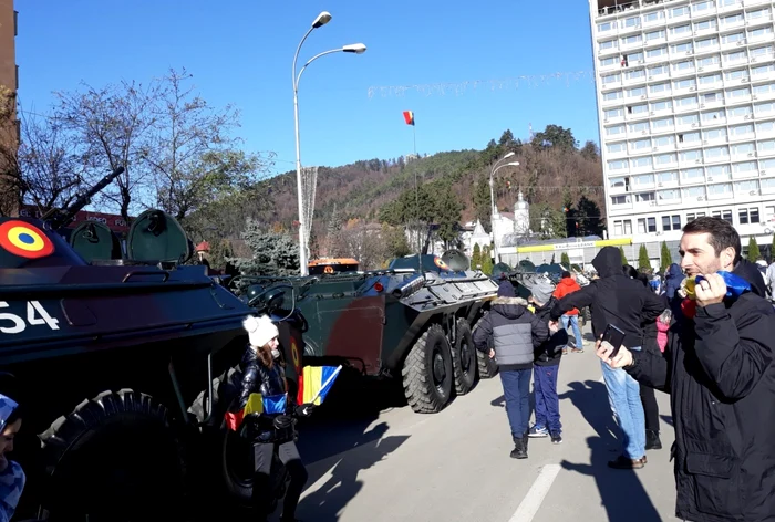 Steagurile tricolore au fost la mare căutare în Piatra Neamţ. FOTO: D.S.