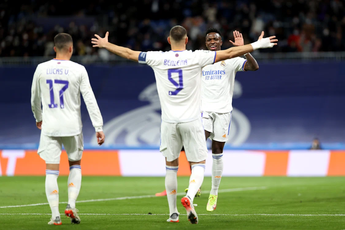 Benzema și Vinicius se felicită după marcarea unui gol (Foto: Guliver / GettyImages)