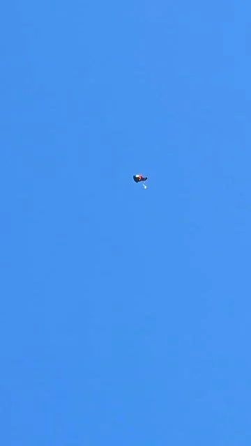 Emoții la un exercițiu demonstrativ în Buzău: Un militar a folosit parașuta de rezervă din cauza unei defecțiuni