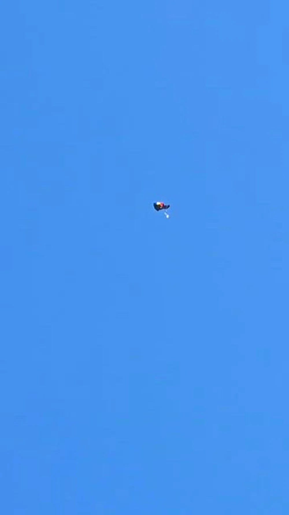 Emoții la un exercițiu demonstrativ în Buzău: Un militar a folosit parașuta de rezervă din cauza unei defecțiuni