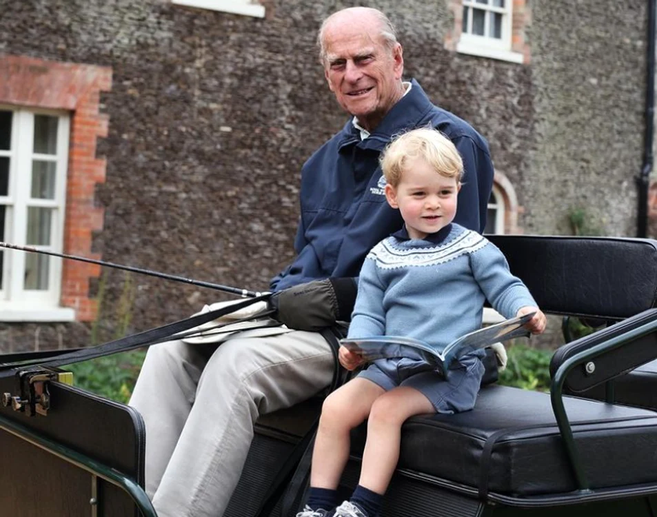 Prințul William a ilustrat omagiul pentru bunicul său cu o imagine în care prințul Philip apare alături de strănepotul Georgefoto: Kate Middleton