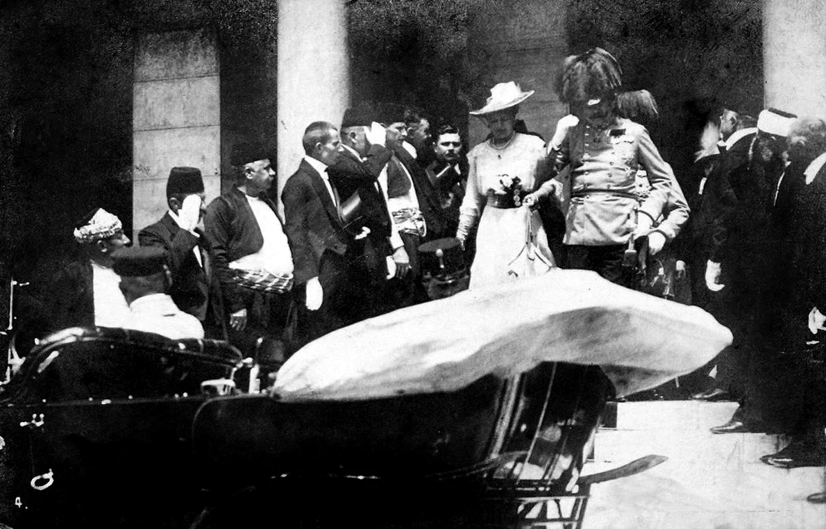 Arhiducele Franz Ferdinand și pe soția sa, Sofia, cu câteva minute înainte de asasinatul de la Sarajevo (© Walter Tausch / Wikimedia Commons)