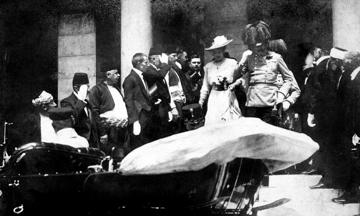 Arhiducele Franz Ferdinand și pe soția sa, Sofia, cu câteva minute înainte de asasinatul de la Sarajevo (© Walter Tausch / Wikimedia Commons)