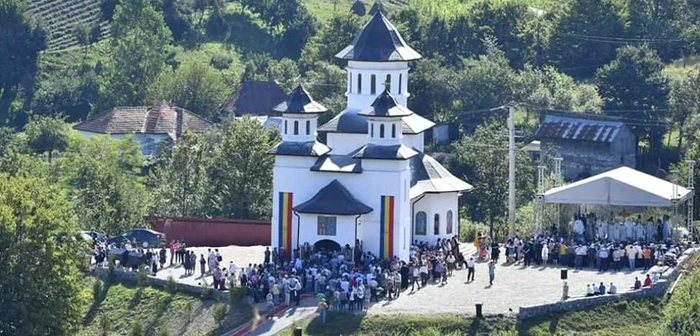 Sfinţirea bisericii din Ponoare FOTO Marian Gherghinescu - Episcopia Severinului şi Strehaiei