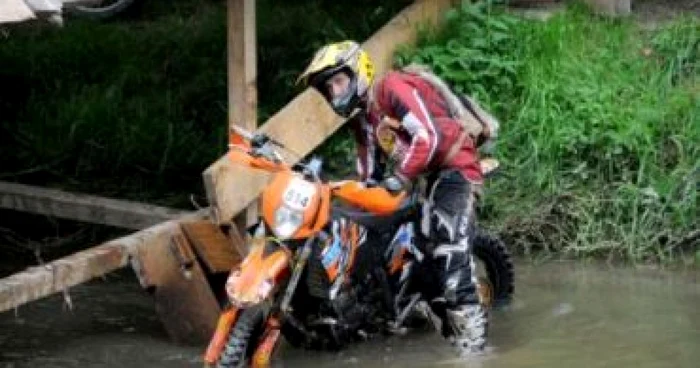 Sibiu: Dani Otil a căzut cu motocicleta în Cibin (GALERIE FOTO)