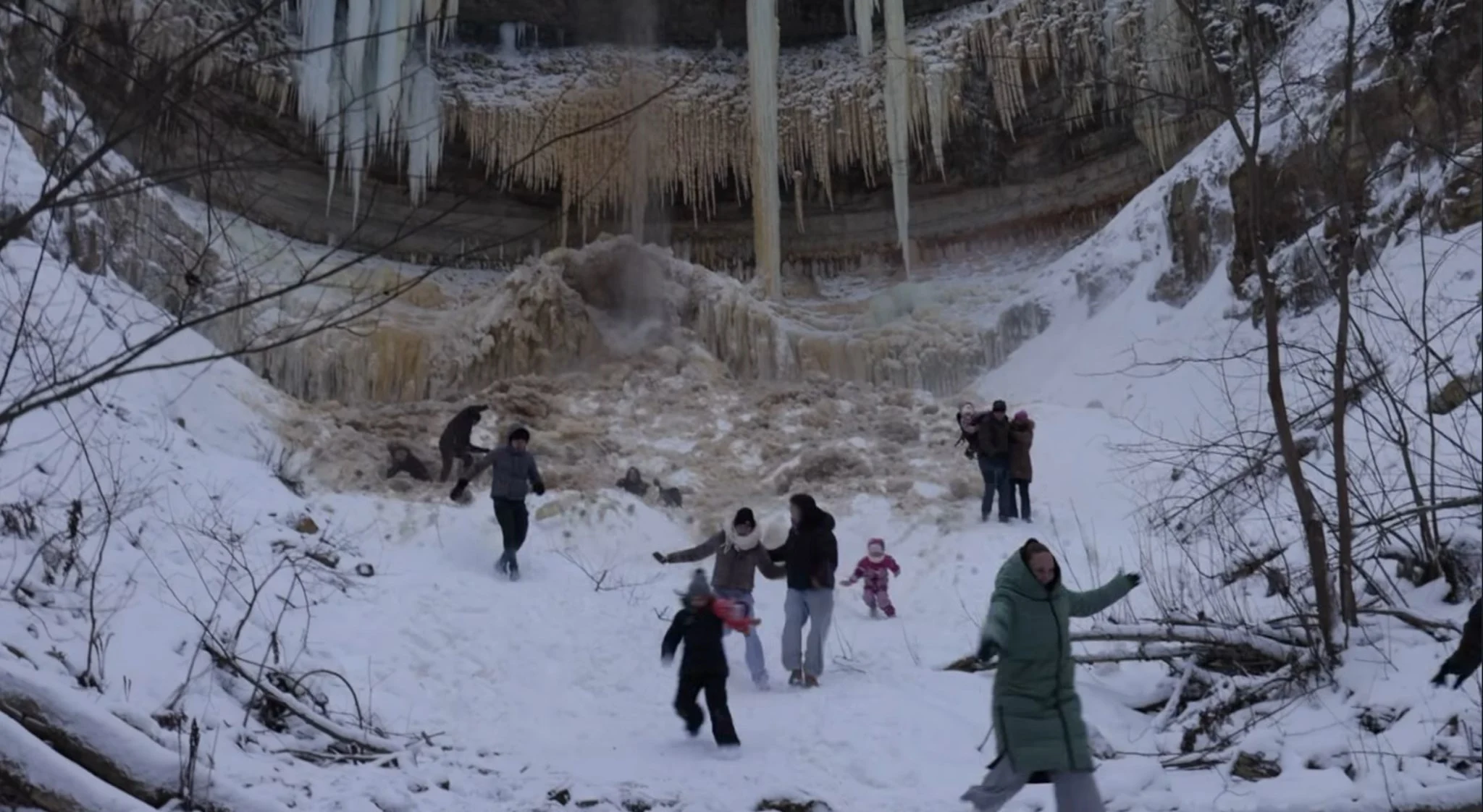 Momentul șocant în care un țurțur uriaș se desprinde și cade peste turiști, în Estonia: „Mi-a fost foarte frică”