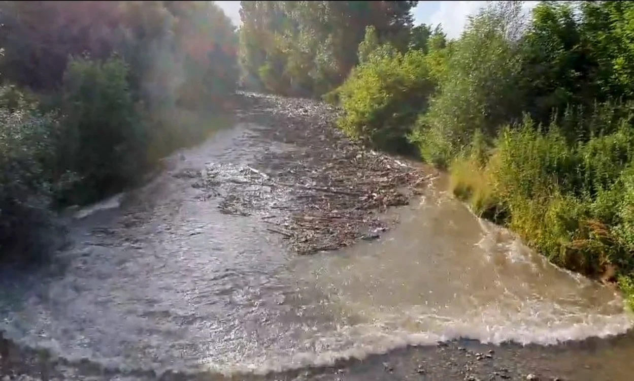 Momentul în care se produce viitura pe râul Geoagiu. Foto: captură video Facebook/ Dorel Lazăr