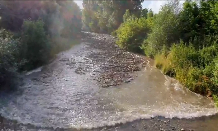 Momentul în care se produce viitura pe râul Geoagiu. Foto: captură video Facebook/ Dorel Lazăr