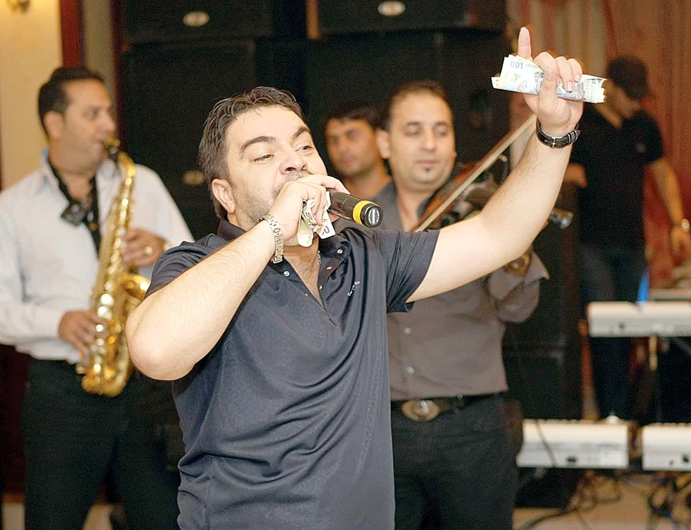 Florin Salam face mii de euro din dedicaţii la  evenimentele la care cântă
