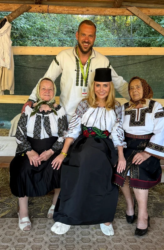 Adina Buzatu a petrecut zile de vis în Bucovina, alături de fiica ei și logodnicul acesteia foto: arhivă personală 