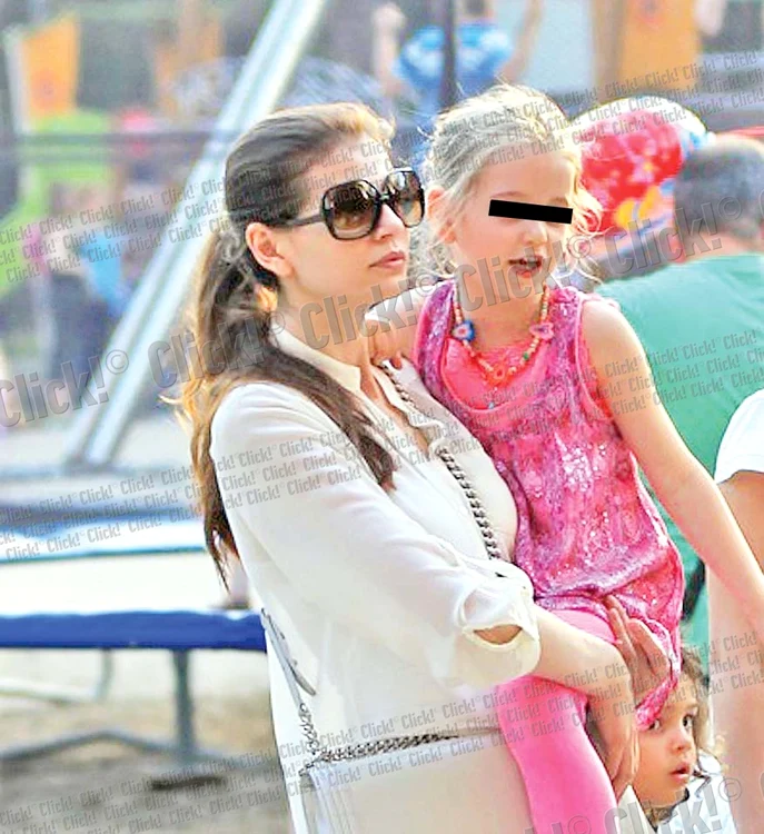 
    Irinuca, 5 ani,  a ajuns  un fel de minge  de ping-pong  între Moni şi Irinel  