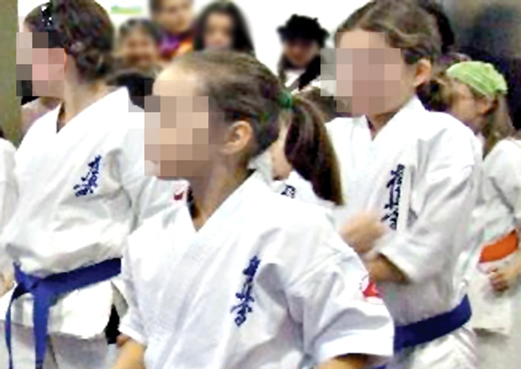 Profesorul îşi abuza elevele chiar în sala de antFetiţele aveau 9,  respectiv 10 anirenament