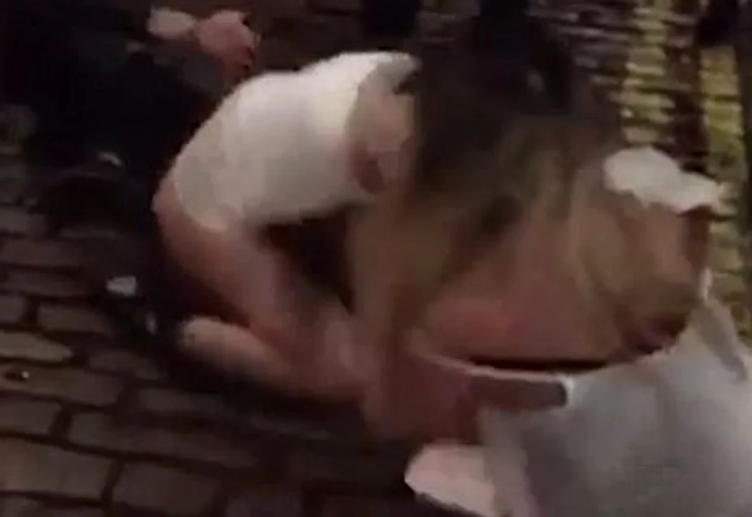 Cele două femei s-au luat la trântă în mijlocul străziifoto: captură video