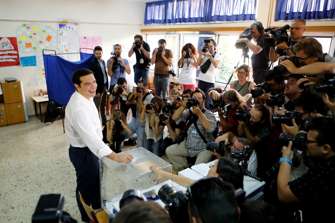 Premierul Tsipras a intrat zâmbitor în sala de vot