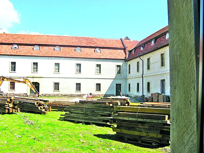 2009 - Vechea cazarmă a fost ridicată de austrieci în incinta Cetăţii Vauban din Alba Iulia, în urmă cu aproape 300 de ani