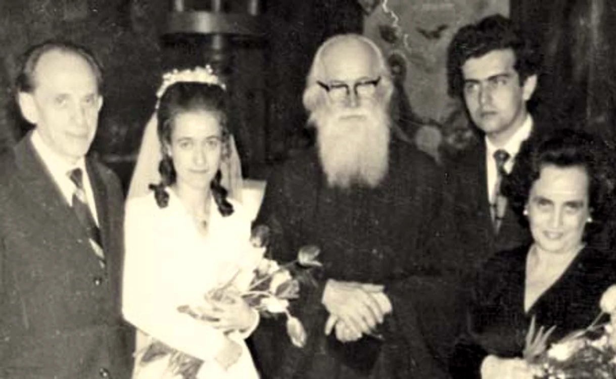 8 mai 1976. De la stânga: naşul Savin Bratu, Tania, părintele Sofian Boghiu, mirele, Bianca Bratu