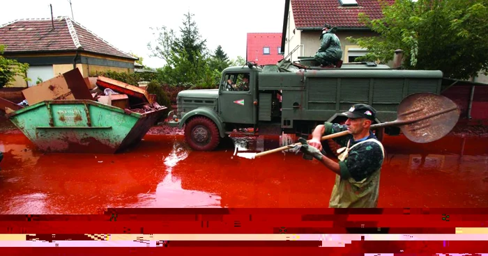 Apa roşie a inundat străzile din localitatea ungurească Ajka. FOTO: Agerpres