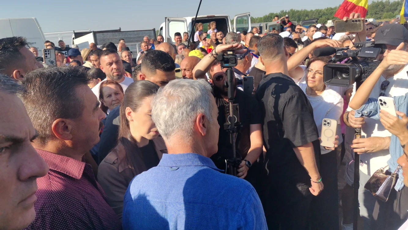 Declarații la televiziunea care l-a însoțit pe tot parcursul vizitei FOTO: Alina Mitran