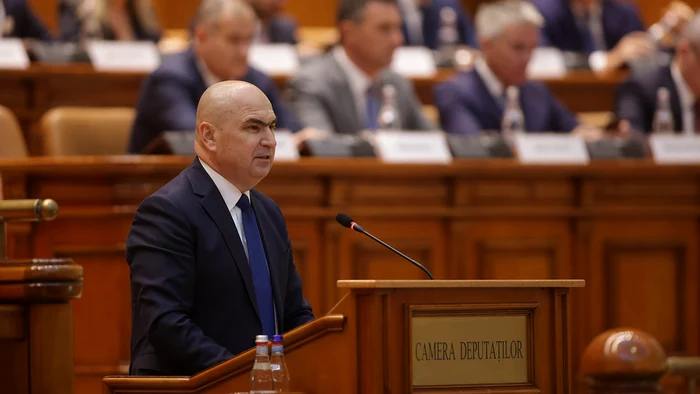 Ora 16.45. Prim-ministrul desemnat Ilie Bolojan vorbeşte Parlamentului. FOTO: Inquam Photos