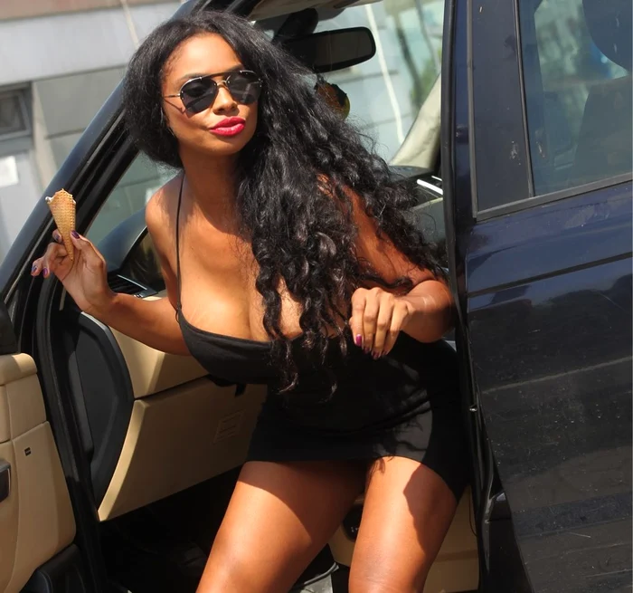 
    Țiriac și Laurette s-au întreținut trei ore pe plajăfoto: Mihai Ionescu  