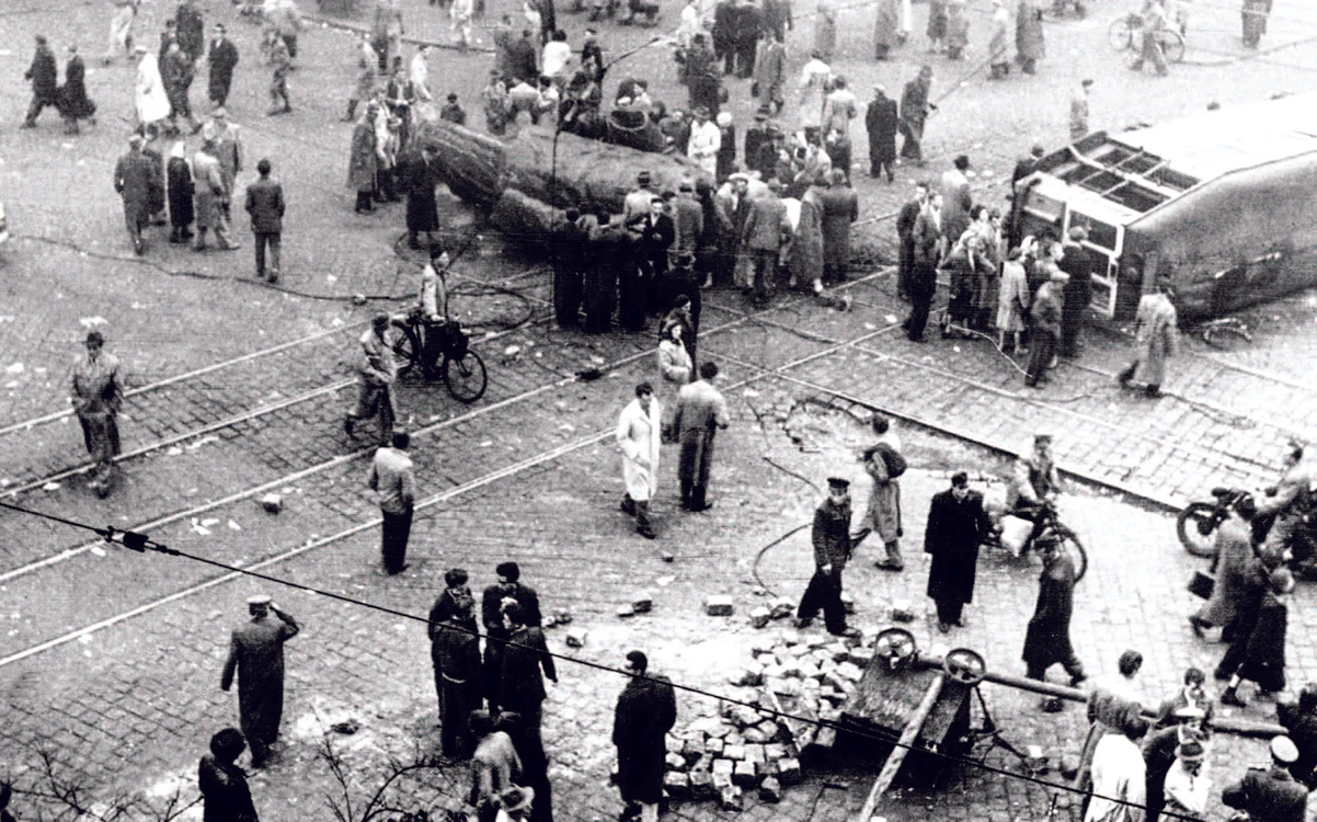 Revoluţionarii maghiari și-au îndreptat furia asupra simbolurilor sovietice și comuniste. Statuia lui Stalin din Budapesta a fost printre primele obiective distruse