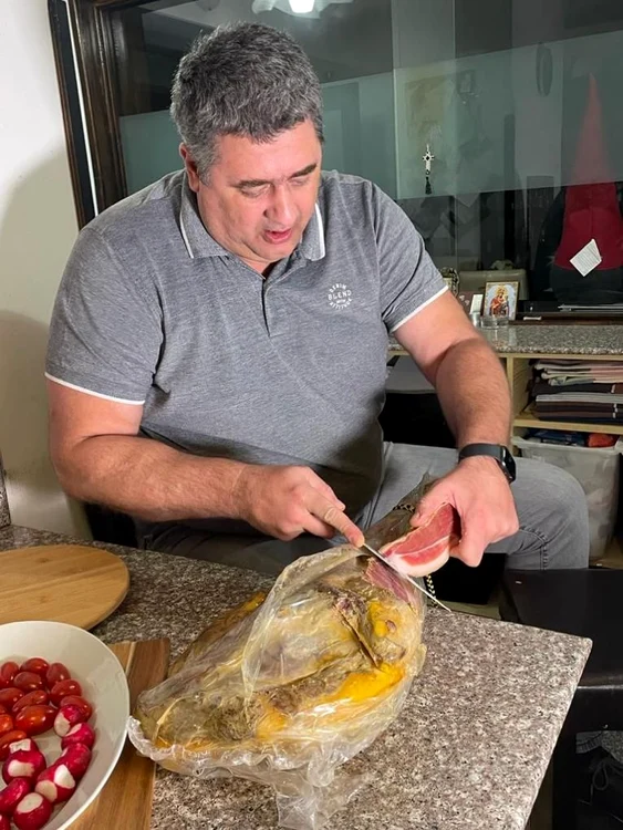 Alexandru Dedu în bucătărie