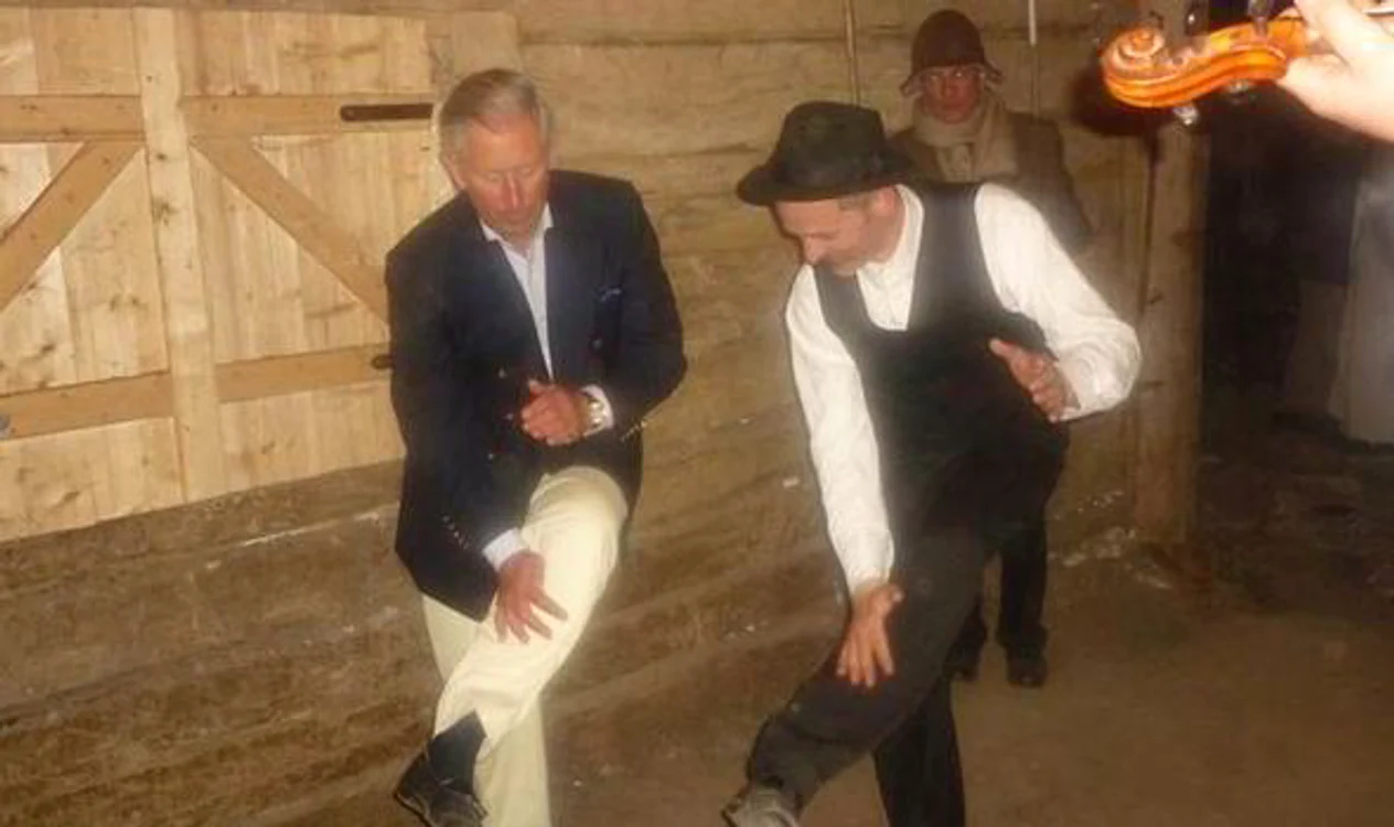 Charles a învăţat un dans popular (foto: Facebook)
