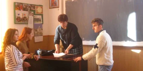 Elevii revin din vacanță pentru cursurile ultimului semestru