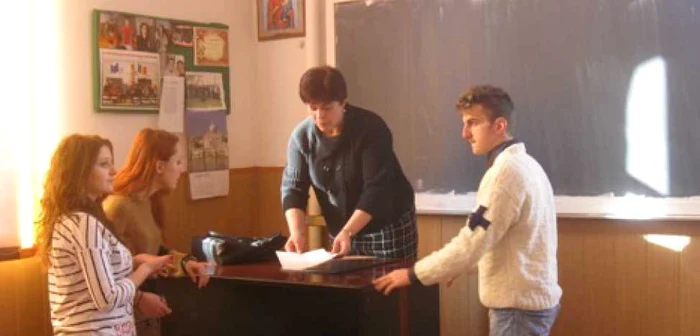 Elevii revin din vacanță pentru cursurile ultimului semestru