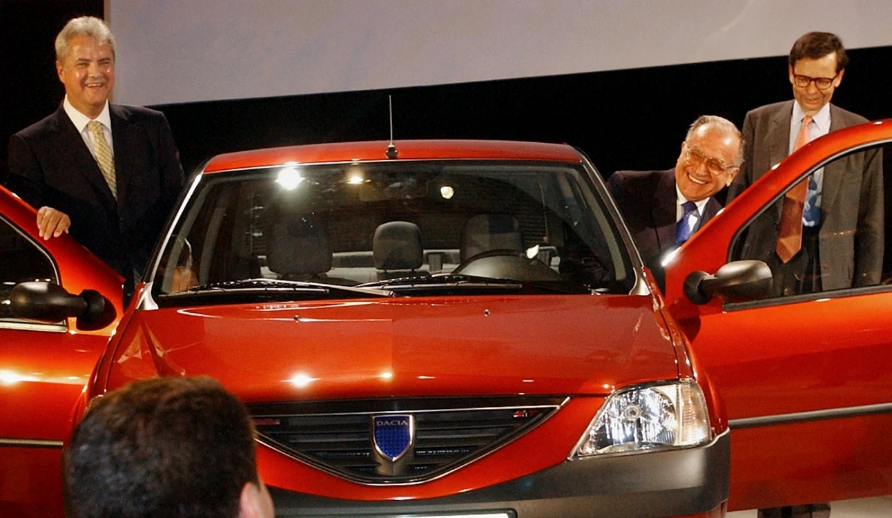 Adrian Năstase Ion Iliescu Louis Schweitzer 2004 Logan Dacia FOTO AP