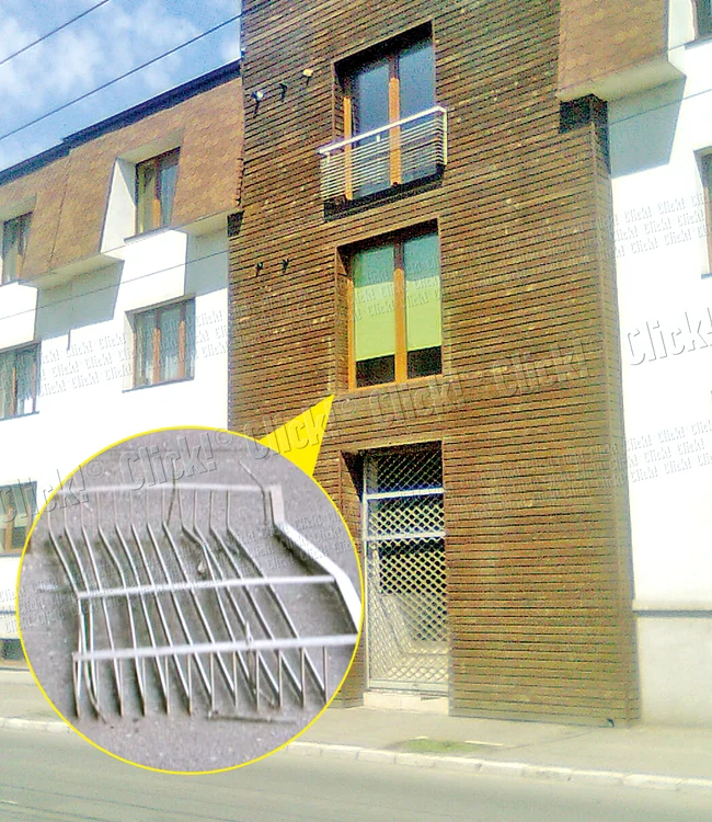 
    Balustrada de la  etajul 1 s-a desprins  sub greutatea  celor doi băieţi (fotografii: Angela Sabău)  