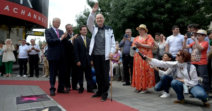 Ion Besoiu îşi salută admiratorii după ce a dezvelit steaua care îi poartă numele     FOTO: Mediafax