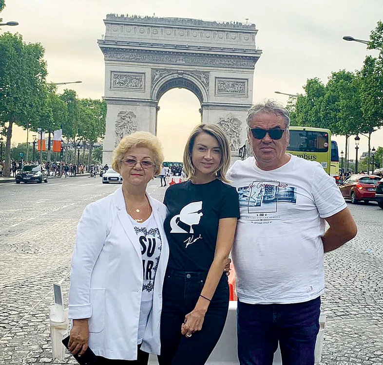 Cele două se plimbau prin oraş de dimineaţa până seara