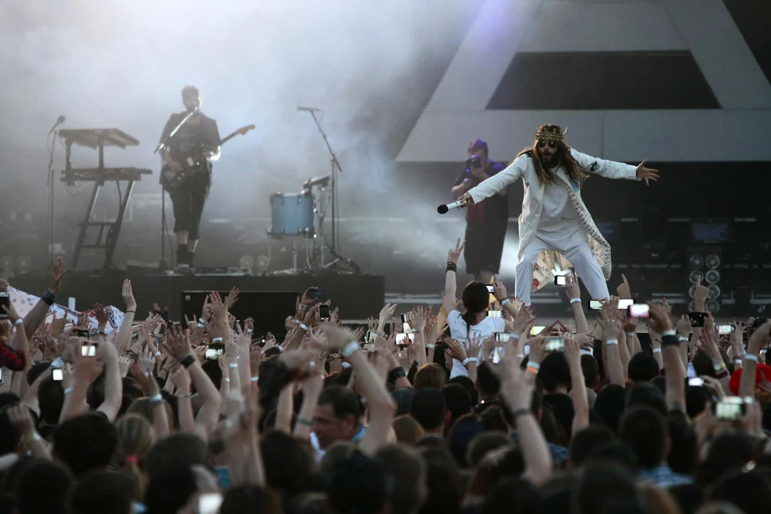 
    Jared Leto s-a  îmbrăcat în alb  și a purtat pe  cap o coroanăFOTO: DORIN CONSTANDA   