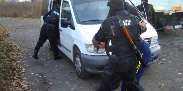 Poliţiştii i-au prins pe hoţi. FOTO