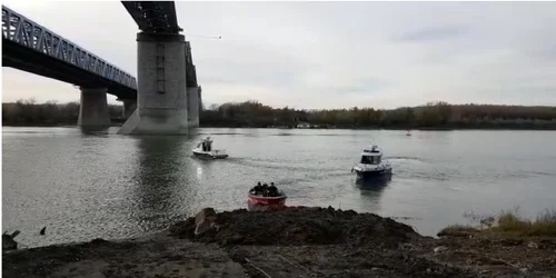 Scafandrii cauta o fata in apele Dunarii la Cernavoda