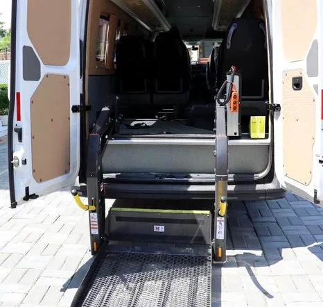 Microbuz pentru persoanele cu handicap locomotor FOTO: CJ Galați