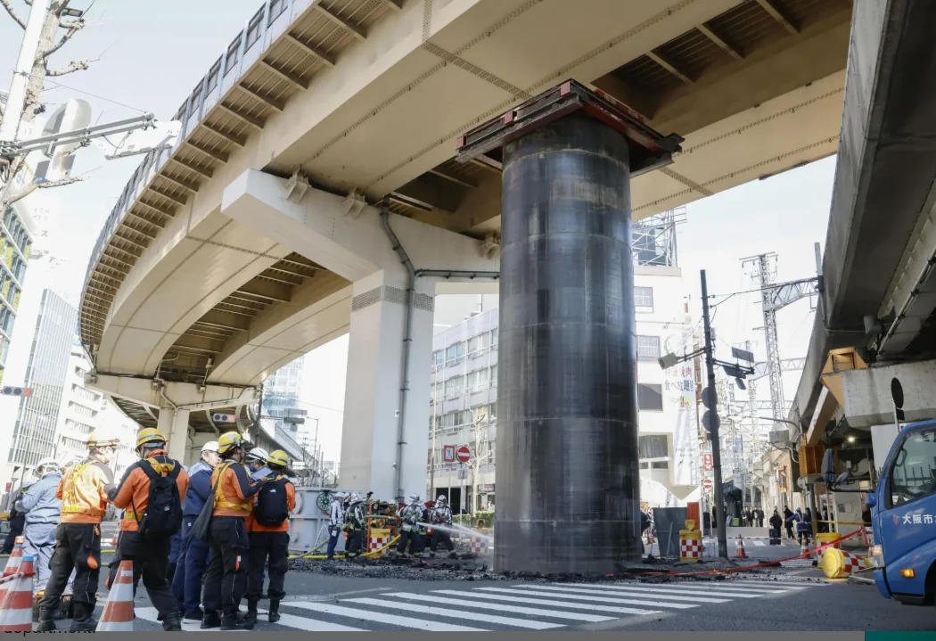 Misterul cilindrului uriaș care a ieșit brusc din pământ în mijlocul unei șosele: anchetă în Japonia
