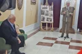 Alexandru Arşinel a stat în picioare  la eveniment, iar după  15 minute s a aşezat pe canapea  jpeg