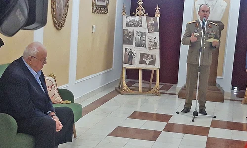 Alexandru Arşinel a stat în picioare  la eveniment, iar după  15 minute s a aşezat pe canapea  jpeg
