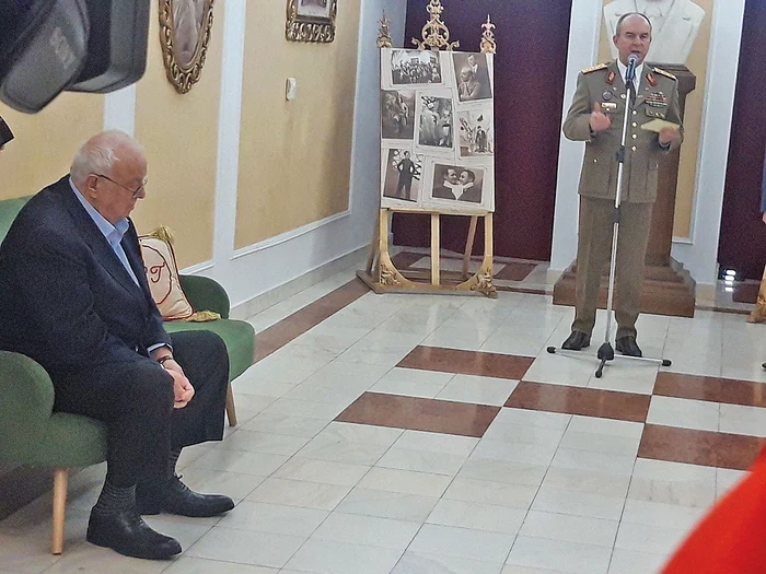 Alexandru Arşinel a stat în picioare la eveniment, iar după 15 minute s-a aşezat pe canapea