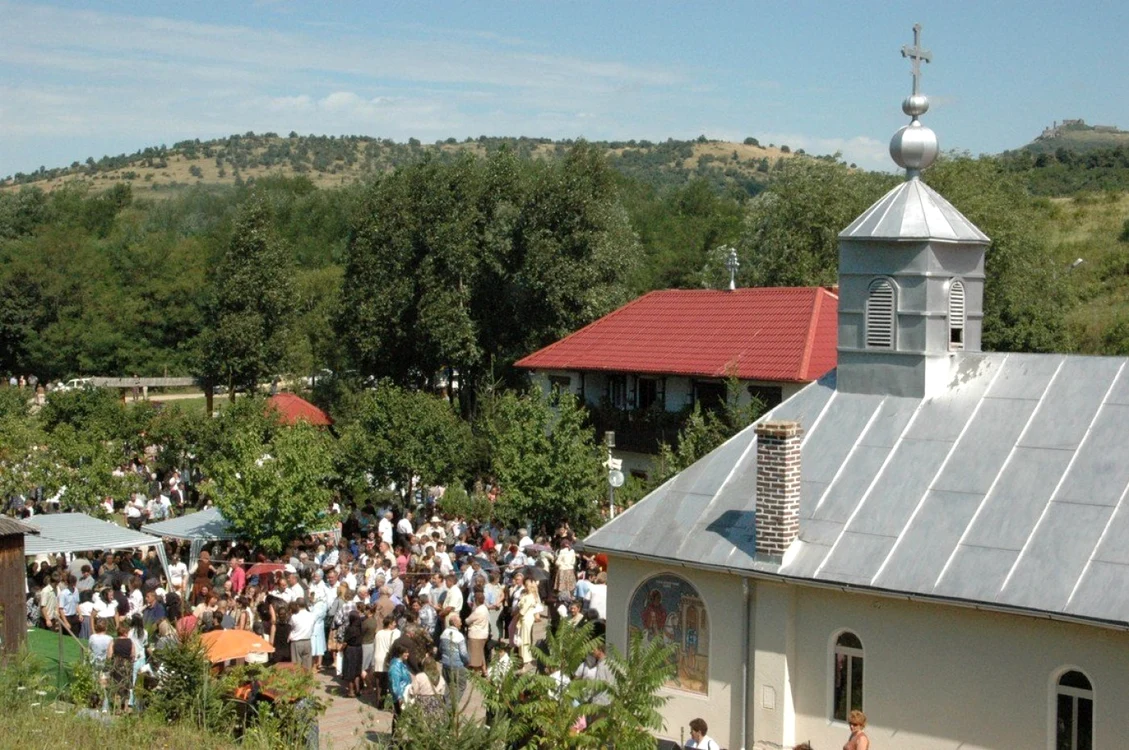 Credincioşii de adună în număr mare la mănăstire
