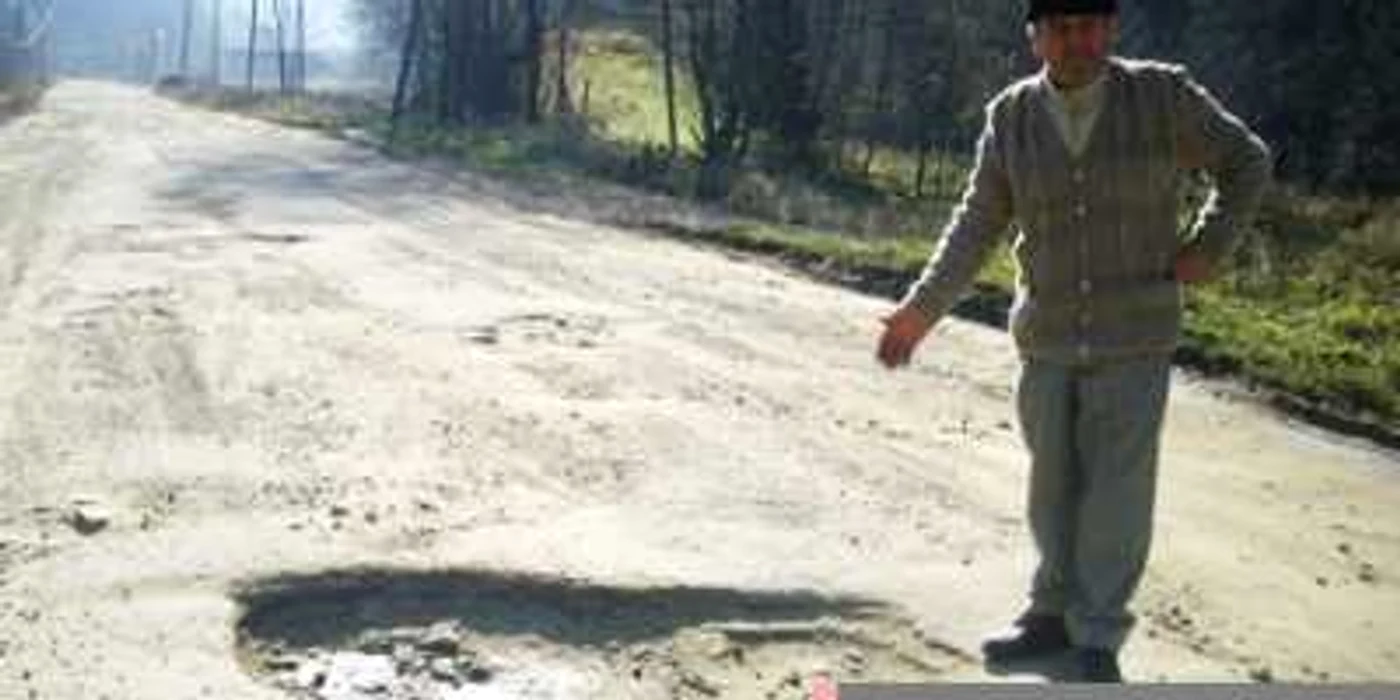 Câteva dintre drumurile găurite vor fi reabilitate complet Foto: arhivă